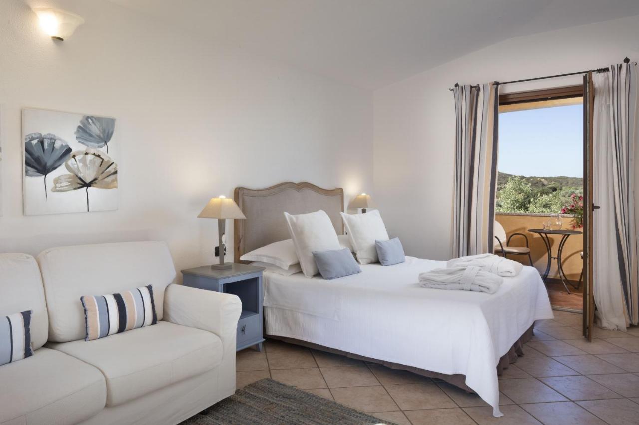 Relais Fenicottero Rosa Guest House Porto Taverna Exterior photo