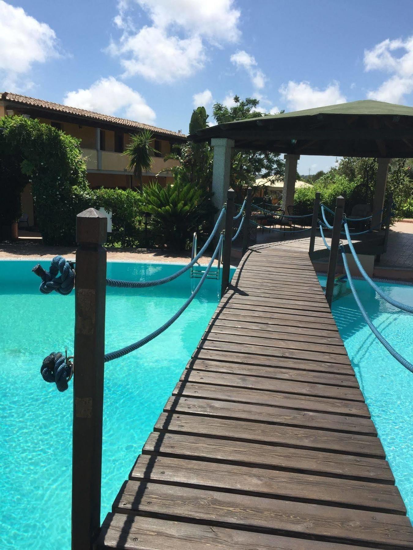 Relais Fenicottero Rosa Guest House Porto Taverna Exterior photo