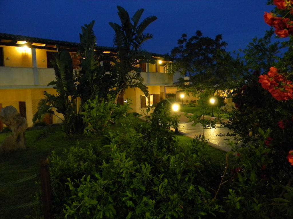 Relais Fenicottero Rosa Guest House Porto Taverna Exterior photo