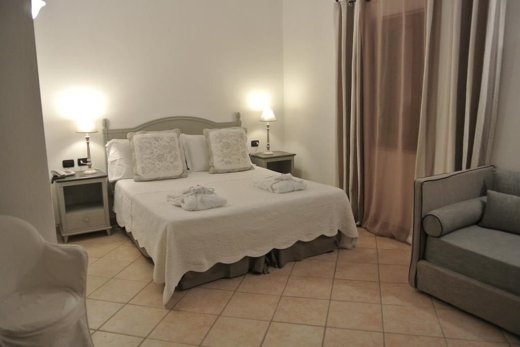 Relais Fenicottero Rosa Guest House Porto Taverna Exterior photo